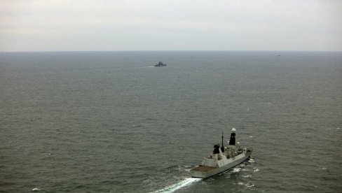 РУСИ И БРИТАНЦИ ОЧИ У ОЧИ: Британски разарач типа 45 и руски разарач „Удалој“ у Северном мору РУСИ И БРИТАНЦИ ОЧИ У ОЧИ: Британски разарач типа 45 и руски разарач „Удалој“ у Северном мору