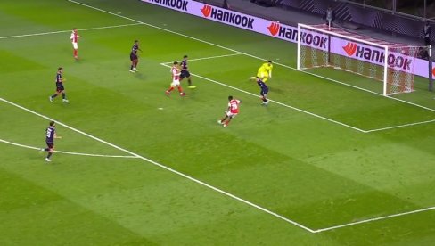 RASPAD SISTEMA: Zvezda primila još jedan gol jeftin gol (VIDEO) RASPAD SISTEMA: Zvezda primila još jedan gol jeftin gol (VIDEO)