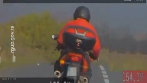 LUDA VOŽNJA KOD PANČEVA: Motociklista jurio 196 km/h, presretač ga zaustavio (VIDEO) LUDA VOŽNJA KOD PANČEVA: Motociklista jurio 196 km/h, presretač ga zaustavio (VIDEO)