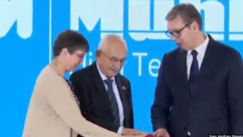 VUČIĆ POKAZAO SNIMKE JEDNE OD NAJBOLJIH FABRIKA U SRBIJI I PORUČIO: Za nas je posebno važno što ovde rade građani Srbije (VIDEO) VUČIĆ POKAZAO SNIMKE JEDNE OD NAJBOLJIH FABRIKA U SRBIJI I PORUČIO: Za nas je posebno važno što ovde rade građani Srbije (VIDEO)