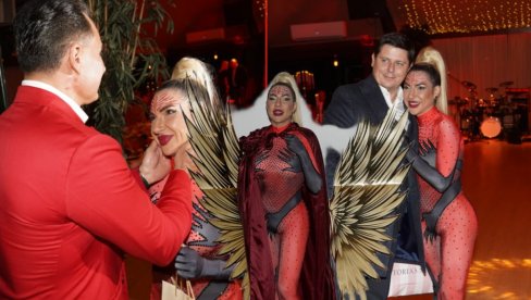 JOVANA JEREMIĆ SLAVI ROĐENDAN! Dragan došao sa sinovima - voditeljka ga snažno grli, a tu je i bivši muž (FOTO/VIDEO) JOVANA JEREMIĆ SLAVI ROĐENDAN! Dragan došao sa sinovima - voditeljka ga snažno grli, a tu je i bivši muž (FOTO/VIDEO)