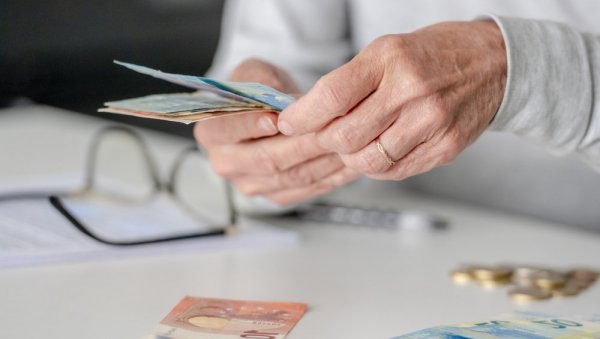 НОВИ ГОДИШЊИ ДОДАТАК ЗА СВЕ ПЕНЗИОНЕРЕ: Шест евра по години радног стажа НОВИ ГОДИШЊИ ДОДАТАК ЗА СВЕ ПЕНЗИОНЕРЕ: Шест евра по години радног стажа