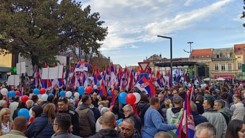 MOĆAN SNIMAK IZ POŽAREVCA: Masa ljudi na skupu slobodnih građana protiv blokada MOĆAN SNIMAK IZ POŽAREVCA: Masa ljudi na skupu slobodnih građana protiv blokada