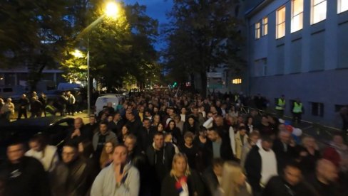 НАРОД СЛОЖНО ПРОТИВ БЛОКАДА: Величанствени призори из Пожаревца (ВИДЕО) НАРОД СЛОЖНО ПРОТИВ БЛОКАДА: Величанствени призори из Пожаревца (ВИДЕО)