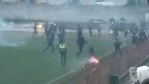 ŽESTOK SUKOB NAVIJAČA U NIKŠIĆU: Utakmica Druge lige Crne Gore morala da se prekine na pola sata (VIDEO) ŽESTOK SUKOB NAVIJAČA U NIKŠIĆU: Utakmica Druge lige Crne Gore morala da se prekine na pola sata (VIDEO)
