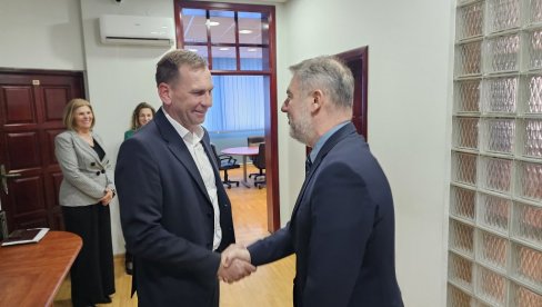 MINISTAR ŠERANIĆ U UGLJEVIKU: Pomoć Domu zdravlja i Centru za socijalni rad MINISTAR ŠERANIĆ U UGLJEVIKU: Pomoć Domu zdravlja i Centru za socijalni rad