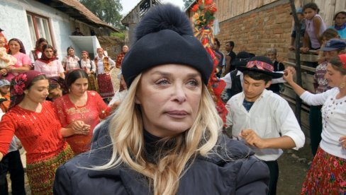 ОДГРИЗАО МУ ЈЕ ПАРЧЕ МЕСА С РУКЕ И ПЉУНУО!: Ово је нешто најгоре што је наша певачица видела на наступу ОДГРИЗАО МУ ЈЕ ПАРЧЕ МЕСА С РУКЕ И ПЉУНУО!: Ово је нешто најгоре што је наша певачица видела на наступу