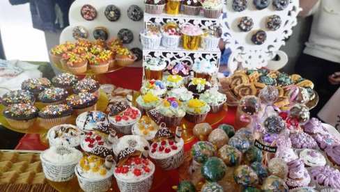 IZLOŽBA KOLAČA I RUKOTVORINA U ĆUPRIJI: Prihod i kolači idu u humanitarne svrhe