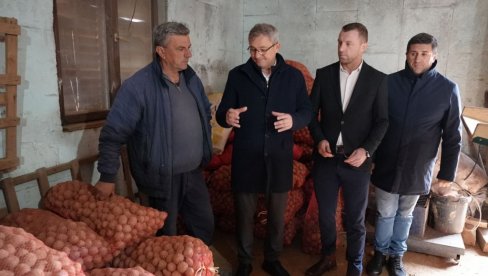 NAJAVLJENA POMOĆ IVANJIČANIMA ČIJI SU ZASADI STRADALI U NEVREMENU   Država brine za svaku voćku NAJAVLJENA POMOĆ IVANJIČANIMA ČIJI SU ZASADI STRADALI U NEVREMENU   Država brine za svaku voćku