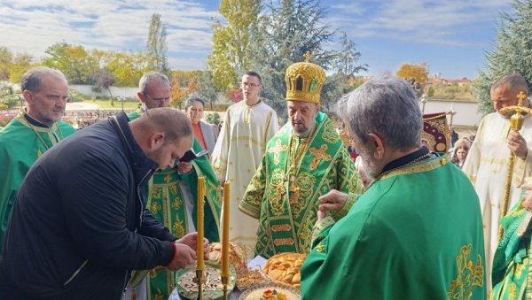 МОЛИТВА ЗА МИР, РЕПУБЛИКУ СРПСКУ И СРБИЈУ: Слава храма Свете Петке, богомоље у руском стилу грађене, у Бијељини