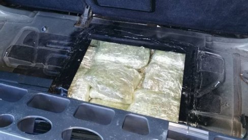 AKCIJA POLICIJE: Pao diler sa 55 kg droge (FOTO) AKCIJA POLICIJE: Pao diler sa 55 kg droge (FOTO)