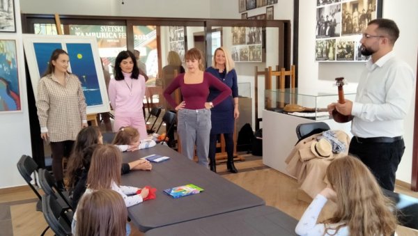 НЕГУЈУ ТРАДИЦИЈУ ПРЕДАВАЊИМА ЗА ДЕЦУ : Сарадња Музеја Војводине и Музеја Тамбурица Феста