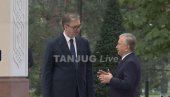 УЗ ВОЈНЕ ПОЧАСТИ  И СМОТРУ ПОЧАСНОГ СТРОЈА: Председник Узбекистана дочекао Вучића (ВИДЕО) УЗ ВОЈНЕ ПОЧАСТИ  И СМОТРУ ПОЧАСНОГ СТРОЈА: Председник Узбекистана дочекао Вучића (ВИДЕО)