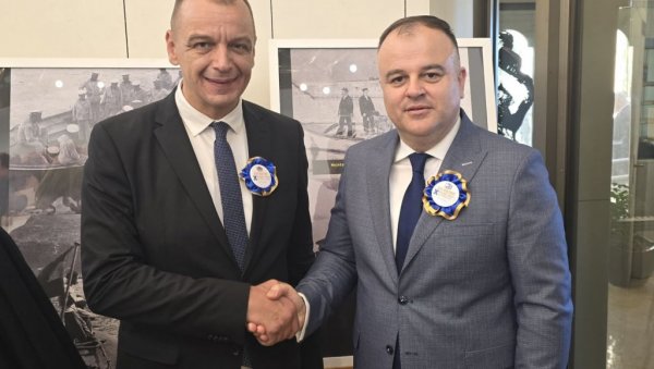 ДЕЛЕ ИСТЕ ВРЕДНОСТИ И ЧУВАЈУ ИСТОРИЈСКО НАСЛЕЂЕ: Ђурађ Јакшић заменик градоначелника Новог сада на обележавању Дана Херцег Новог ДЕЛЕ ИСТЕ ВРЕДНОСТИ И ЧУВАЈУ ИСТОРИЈСКО НАСЛЕЂЕ: Ђурађ Јакшић заменик градоначелника Новог сада на обележавању Дана Херцег Новог