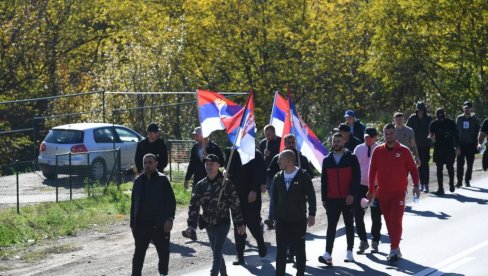 PRATI IH SUNCE, NAROD IH POZDRAVLJA KRAJ PUTA: 60 Srba sa Kosova i Metohije napreduje kroz Rašku (FOTO) PRATI IH SUNCE, NAROD IH POZDRAVLJA KRAJ PUTA: 60 Srba sa Kosova i Metohije napreduje kroz Rašku (FOTO)