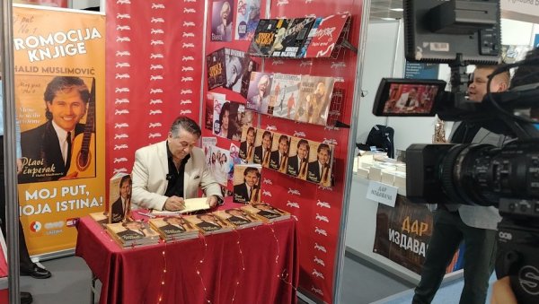 ГОДИНЕ УПОРНОСТИ, ТРУДА И ТРАЈАЊА: Халид Муслимовић са својом монографијом на Сајму књига - Мој животни пут (ФОТО) ГОДИНЕ УПОРНОСТИ, ТРУДА И ТРАЈАЊА: Халид Муслимовић са својом монографијом на Сајму књига - Мој животни пут (ФОТО)