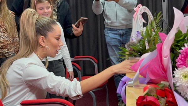 ЕУФОРИЈА У СКОПЉУ: Теа Таировић се расплакала због фанова (ФОТО) ЕУФОРИЈА У СКОПЉУ: Теа Таировић се расплакала због фанова (ФОТО)