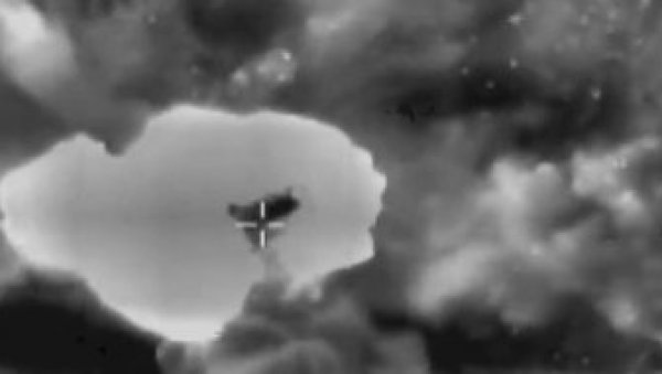 СВЕ ОДЛЕТЕ У ВАЗДУХ: Најновији снимак са ратишта (ВИДЕО) СВЕ ОДЛЕТЕ У ВАЗДУХ: Најновији снимак са ратишта (ВИДЕО)