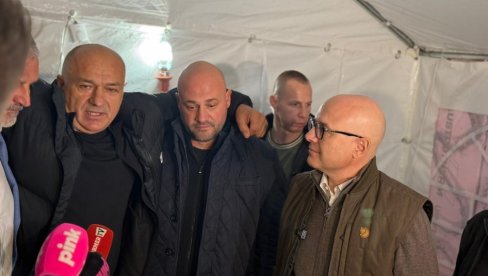 SNAGA JUNAČKA! Prva izjava Milana koga je upucao blokader: Ne mogu nas uplašiti oružjem (FOTO) SNAGA JUNAČKA! Prva izjava Milana koga je upucao blokader: Ne mogu nas uplašiti oružjem (FOTO)