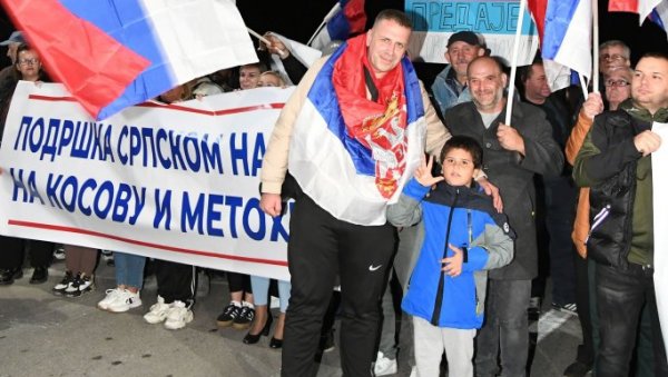 ПОСЕБНО ЕМОТИВНА СЛИКА КОД УШЋА: Малишан са три прста дочекао пешаке с КиМ (ФОТО) ПОСЕБНО ЕМОТИВНА СЛИКА КОД УШЋА: Малишан са три прста дочекао пешаке с КиМ (ФОТО)