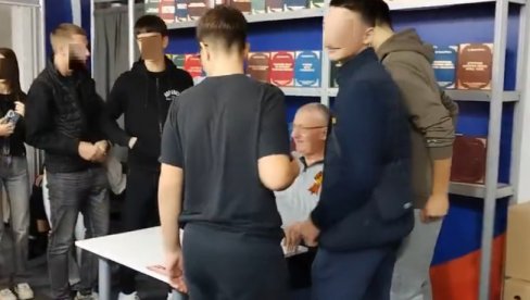 MOŽE DA SE SLIKA SAMO KO NIJE BLOKADER Šešelj postavio uslov za fotografiju omladincima na Sajmu knjiga (VIDEO)