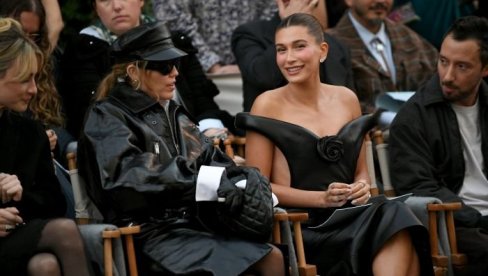 ВЕЛИКА МОДНА МАНИФЕСТАЦИЈА СЕ ОВЕ ГОДИНЕ ОДРЖАЛА У ЛОС АНЂЕЛЕСУ: Не зна се која позната жена је изгледала боље на Вогуе Wорлд 2025. ВЕЛИКА МОДНА МАНИФЕСТАЦИЈА СЕ ОВЕ ГОДИНЕ ОДРЖАЛА У ЛОС АНЂЕЛЕСУ: Не зна се која позната жена је изгледала боље на Вогуе Wорлд 2025.