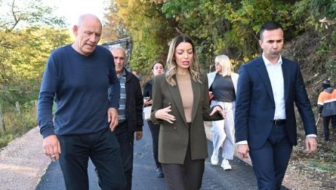 МЕСАРОВИЋ У ПОСЕТИ МИОНИЦИ: Посетила фабрику воде, обишла радове на асфалтирању пута у Берковцу, разговарала са привредницима и МЕСАРОВИЋ У ПОСЕТИ МИОНИЦИ: Посетила фабрику воде, обишла радове на асфалтирању пута у Берковцу, разговарала са привредницима и