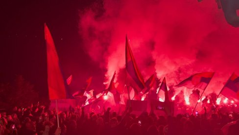 SPEKTAKL: Skoro 2.000 ljudi dočekalo Srbe sa Kosova i Metohije u Jarčujku (VIDEO) SPEKTAKL: Skoro 2.000 ljudi dočekalo Srbe sa Kosova i Metohije u Jarčujku (VIDEO)