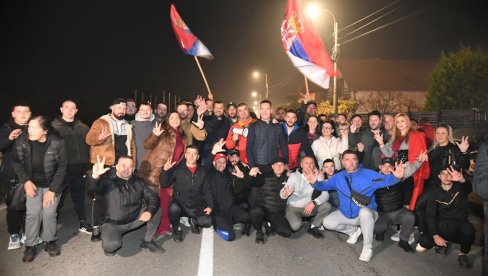 HVALA VAM HEROJI: 2.000 Kraljevčana dočekalo Srbe s KiM koji pešače ka Novom Sadu (FOTO/VIDEO) HVALA VAM HEROJI: 2.000 Kraljevčana dočekalo Srbe s KiM koji pešače ka Novom Sadu (FOTO/VIDEO)