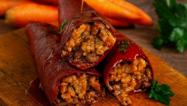 ПУЊЕНЕ СУВЕ ПАПРИКЕ: Мирис традиције на вашем столу ПУЊЕНЕ СУВЕ ПАПРИКЕ: Мирис традиције на вашем столу