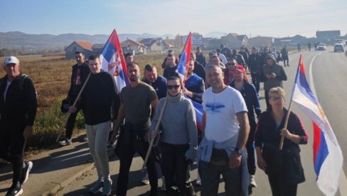 GRUPA BROJČANO RASTE IZ DANA U DAN: Srbi sa Kosova i Metohije koji pešače ka Novom Sadu nastavili jutros svoj put iz Kraljeva (FOTO) GRUPA BROJČANO RASTE IZ DANA U DAN: Srbi sa Kosova i Metohije koji pešače ka Novom Sadu nastavili jutros svoj put iz Kraljeva (FOTO)