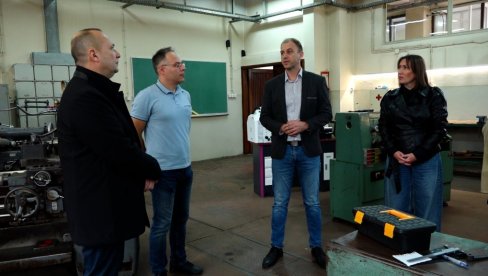 SREDNJOŠKOLCI IZ SOMBORA, PRVI U SRBIJI, VEĆ ŠEST GODINA SAMI ODLUČUJU O  ULAGANJIMA U OBRAZOVNE USTANOVE   Učenici predlažu i biraju projekte