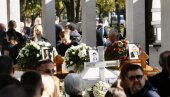 БЕЛИ САНДУК РАСПЛАКАО СВЕ НА ГРОБЉУ: Испраћај трочлане породице на вечни починак (ФОТО)