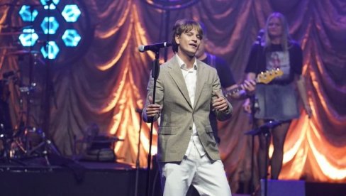 ПРОСЛАВИО СЕ ПЕСМОМ ОЛИВЕРА ЂОРЂА БАЛАШЕВИЋА: Ко је млади Јаков Јозиновић и како је распродао Сава Центар за неколико минута и тако оборио ПРОСЛАВИО СЕ ПЕСМОМ ОЛИВЕРА ЂОРЂА БАЛАШЕВИЋА: Ко је млади Јаков Јозиновић и како је распродао Сава Центар за неколико минута и тако оборио