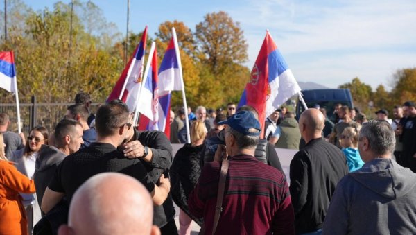 ПЕШАЦИ СА КОСОВА И МЕТОХИЈЕ СТИГЛИ У МРЧАЈЕВЦЕ: Мештани им изнели освежење, а традиционално их је дочекала и бака Рада (ФОТО) ПЕШАЦИ СА КОСОВА И МЕТОХИЈЕ СТИГЛИ У МРЧАЈЕВЦЕ: Мештани им изнели освежење, а традиционално их је дочекала и бака Рада (ФОТО)