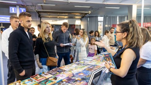 ФУДБАЛ И ЗНАЊЕ У ИСТОМ ТИМУ: Фудбалери Железничара посетили сајам књига (ВИДЕО/ФОТО) ФУДБАЛ И ЗНАЊЕ У ИСТОМ ТИМУ: Фудбалери Железничара посетили сајам књига (ВИДЕО/ФОТО)