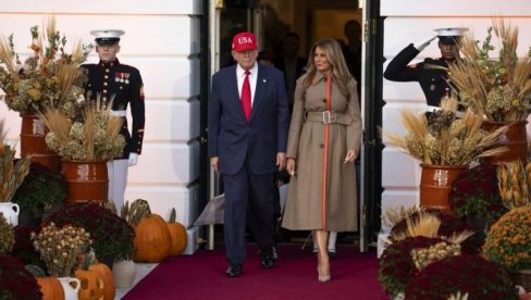 DONALD TRAMP I MELANIJA DELILI DECI SLATKIŠE: Jedan detalj je svima zapao za oko u Beloj kući ukrašenoj za Noć veštica! DONALD TRAMP I MELANIJA DELILI DECI SLATKIŠE: Jedan detalj je svima zapao za oko u Beloj kući ukrašenoj za Noć veštica!
