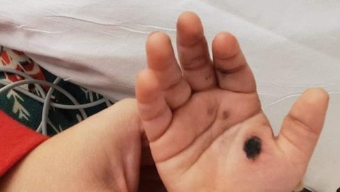 БЕБА ЗАМАЛО НАСТРАДАЛА ЗБОГ ПУЊАЧА ЗА ТЕЛЕФОН: Мајка послала упозорење родитељима БЕБА ЗАМАЛО НАСТРАДАЛА ЗБОГ ПУЊАЧА ЗА ТЕЛЕФОН: Мајка послала упозорење родитељима