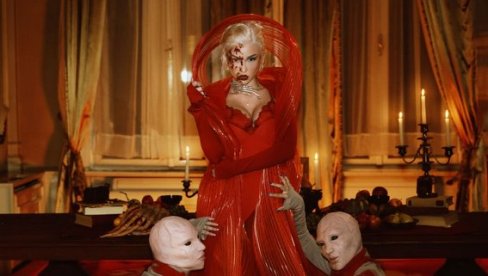 БРЕСКВИЦА КАО АТРОПОС: Млада музичка звезда изненадила јавност (ФОТО) БРЕСКВИЦА КАО АТРОПОС: Млада музичка звезда изненадила јавност (ФОТО)