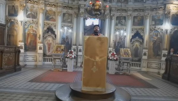 У САБОРНОМ ХРАМУ У НОВОМ САДУ ПОЧЕЛА ЛИТУРГИЈА: Следи парастос за страдале у паду надстрешнице