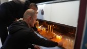 ПЕШАЦИ СА КОСОВА И МЕТОХИЈЕ У ПРЕЉИНИ ЗАПАЛИЛИ СВЕЋЕ: Одали пошту трагично страдалима у паду надстрешнице