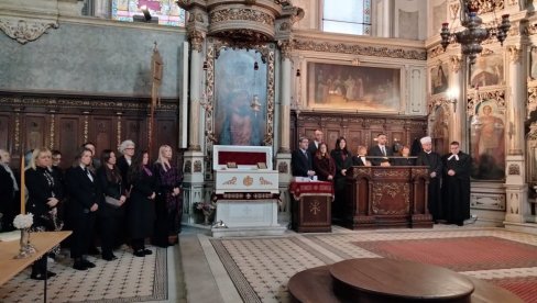 LITURGIJA I PARASTOS ZA 16 ŽRTAVA TRAGEDIJE NA ŽELEZNIČKOJ STANICI: Predstavnici pokrajinske i gradske vlasti u Sabornom hramu u Novom Sadu LITURGIJA I PARASTOS ZA 16 ŽRTAVA TRAGEDIJE NA ŽELEZNIČKOJ STANICI: Predstavnici pokrajinske i gradske vlasti u Sabornom hramu u Novom Sadu