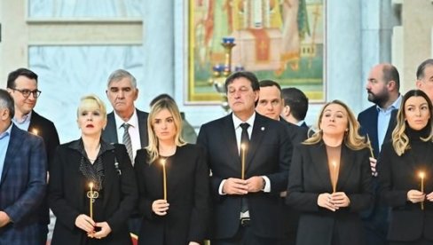 MINISTARKA STAMENKOVSKI NA POMENU ZA STRADALE U PADU NADSTREŠNICE: Godinu dana kasnije, bol ne jenjava MINISTARKA STAMENKOVSKI NA POMENU ZA STRADALE U PADU NADSTREŠNICE: Godinu dana kasnije, bol ne jenjava