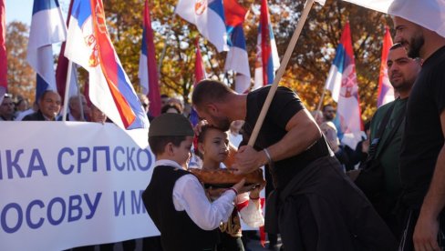 PREKO 1.000 LJUDI DOČEKALO SRBE SA KIM KOJI SU UZ PREDSEDNIKA: Emotivne scene iz Gornjeg Milanovca (FOTO) PREKO 1.000 LJUDI DOČEKALO SRBE SA KIM KOJI SU UZ PREDSEDNIKA: Emotivne scene iz Gornjeg Milanovca (FOTO)