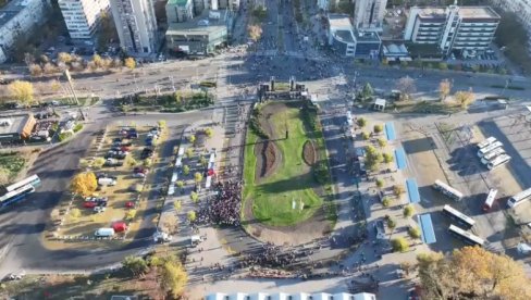 NAJNOVIJI SNIMAK IZ NOVOG SADA: Prisutno oko 10.000 blokadera NAJNOVIJI SNIMAK IZ NOVOG SADA: Prisutno oko 10.000 blokadera