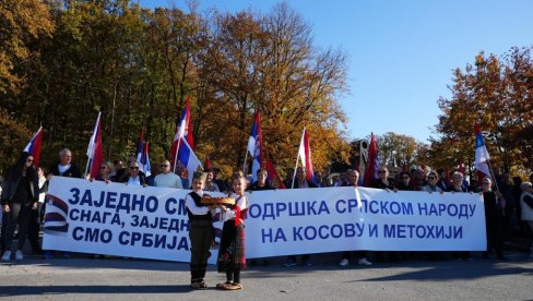 GOTOVO 1.000 LJUDI DOČEKALO SRBE SA KIM KOJI SU UZ PREDSEDNIKA: Emotivne scene iz Gornjeg Milanovca (FOTO)