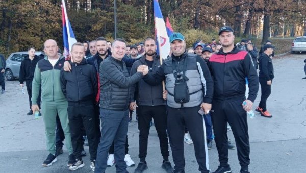 СРБИ СА КИМ ПЕТИ ДАН ПЕШАЧЕ КА НОВОМ САДУ: Милановчани им се придружују у знак подршке (ФОТО) СРБИ СА КИМ ПЕТИ ДАН ПЕШАЧЕ КА НОВОМ САДУ: Милановчани им се придружују у знак подршке (ФОТО)