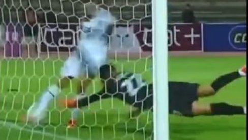 КАКО!? Ово је највећи промашај у историји фудбала (ВИДЕО) КАКО!? Ово је највећи промашај у историји фудбала (ВИДЕО)