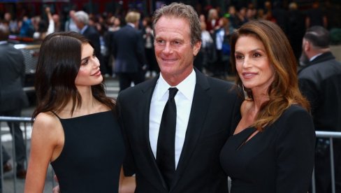 SIDNI KRAFORD SE SINOĆ POJAVILA SA ĆERKOM NA CRVENOM TEPIHU: Zasenile sve u eleganciji i glamuru koji se ne viđa često (FOTO) SIDNI KRAFORD SE SINOĆ POJAVILA SA ĆERKOM NA CRVENOM TEPIHU: Zasenile sve u eleganciji i glamuru koji se ne viđa često (FOTO)