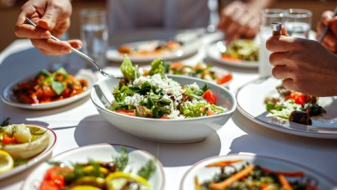 КОЈЕ ЈЕ НАЈБОЉЕ ВРЕМЕ ЗА РУЧАК? Лекари упозоравају на грешку коју већина прави КОЈЕ ЈЕ НАЈБОЉЕ ВРЕМЕ ЗА РУЧАК? Лекари упозоравају на грешку коју већина прави